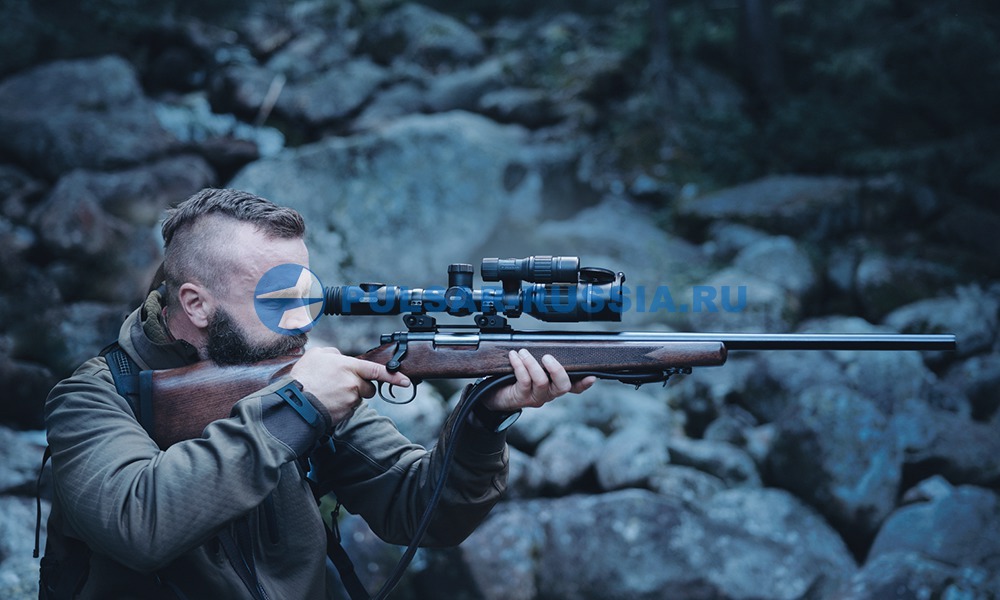 Охотник с оружием и ночным прицелом Pulsar Digex N455
